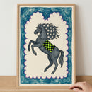 Illustration of a dark gray horse rearing on its hind legs, with a mane decorated in white stars on a blue background and a neon green checkered saddle, framed in blue and purple.