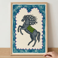 Illustration of a dark gray horse rearing on its hind legs, with a mane decorated in white stars on a blue background and a neon green checkered saddle, framed in blue and purple.