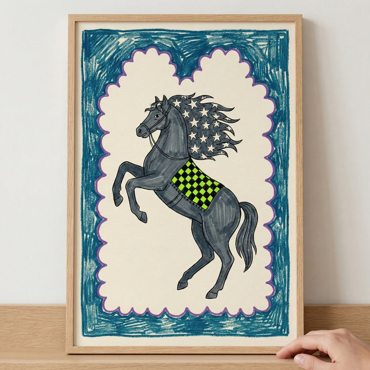 Illustration of a dark gray horse rearing on its hind legs, with a mane decorated in white stars on a blue background and a neon green checkered saddle, framed in blue and purple.