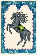 Illustration of a dark gray horse rearing on its hind legs, with a mane decorated in white stars on a blue background and a neon green checkered saddle, framed in blue and purple.